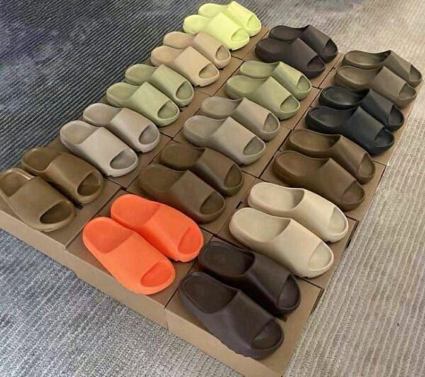 YEEZY SLIDES Pallets